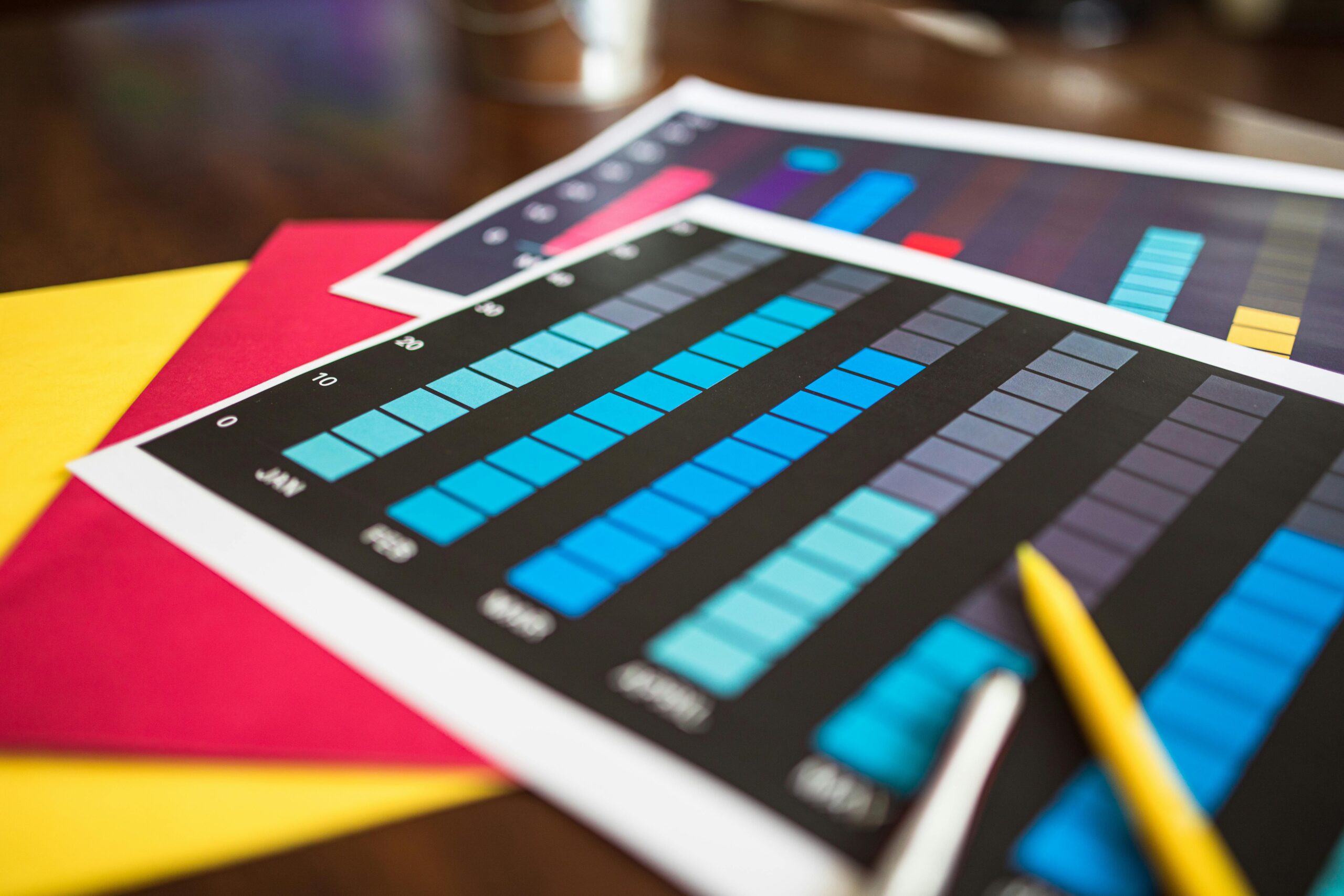 Infographic comparing free vs paid pollution monitoring tools