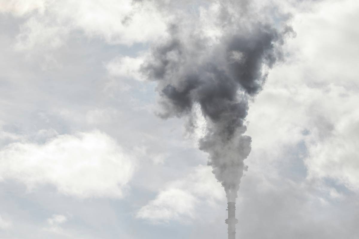 Comparison table comparing features of traditional vs pollution-specific insurance policies.