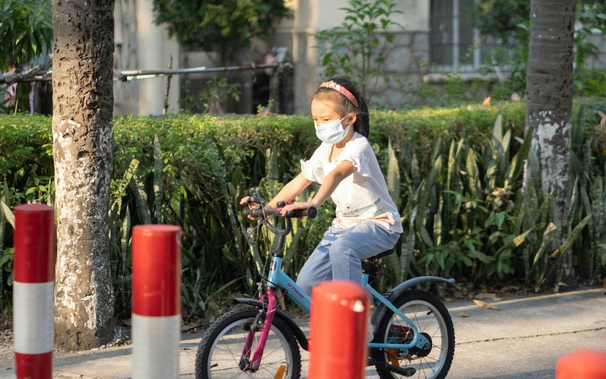 Infographic showing the rising cost of pollution damages annually.