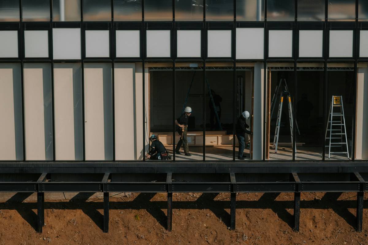 Bar chart showing 78% of small businesses lack pollution insurance despite 62% facing environmental risks