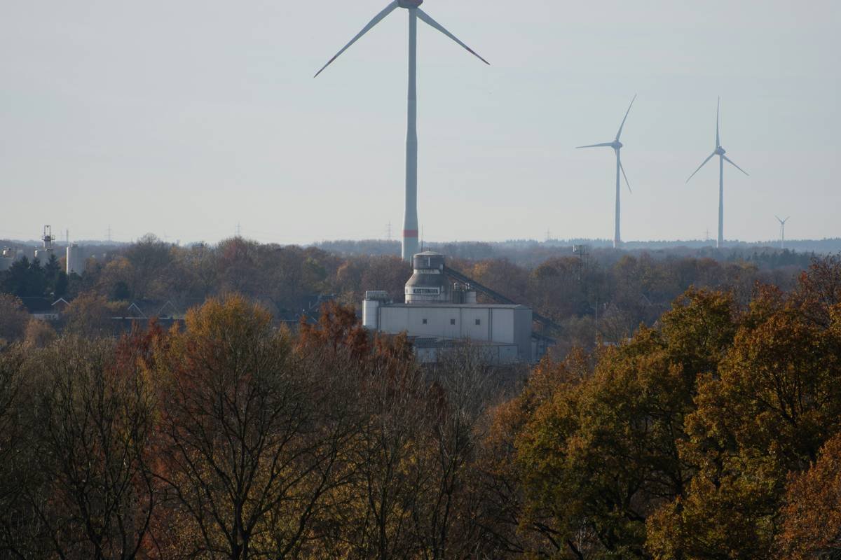 Bar chart showing average pollution claim costs by industry: manufacturing ($287K), transportation ($198K), construction ($162K), hospitality ($94K)