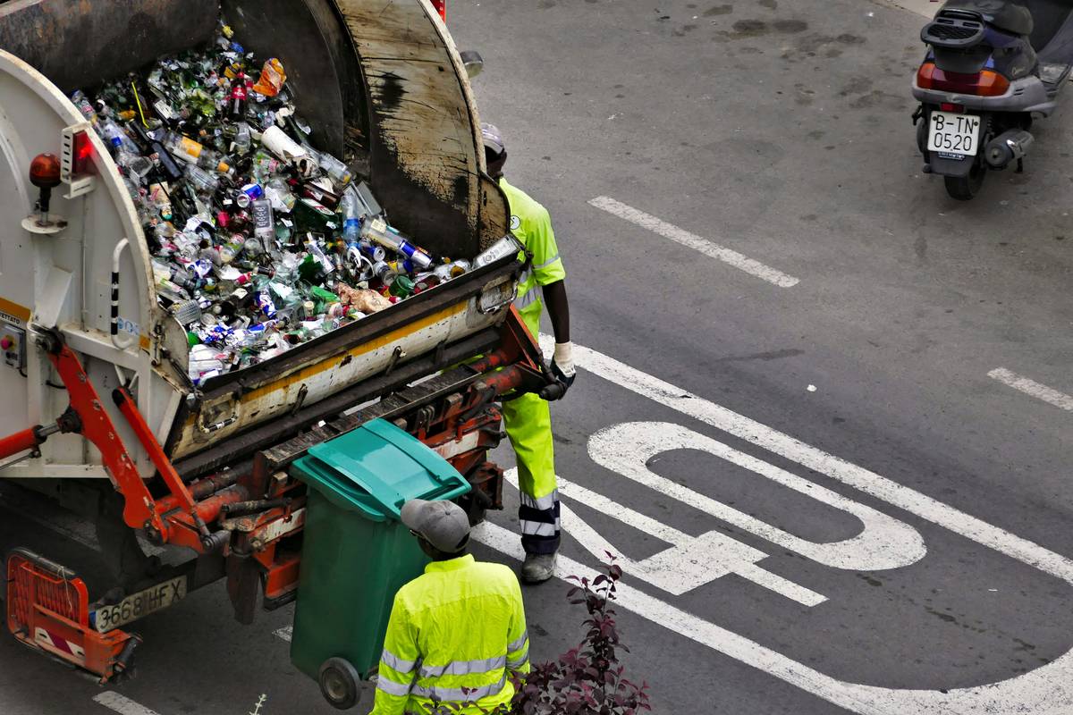 Bar chart showing 78% of small businesses lack pollution-specific insurance despite 42% facing environmental incidents